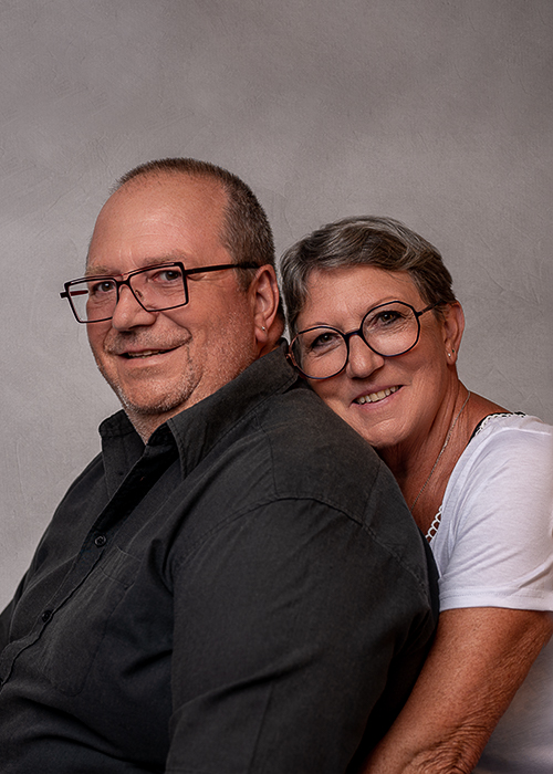 Photographie de portrait d'un couple en studio.