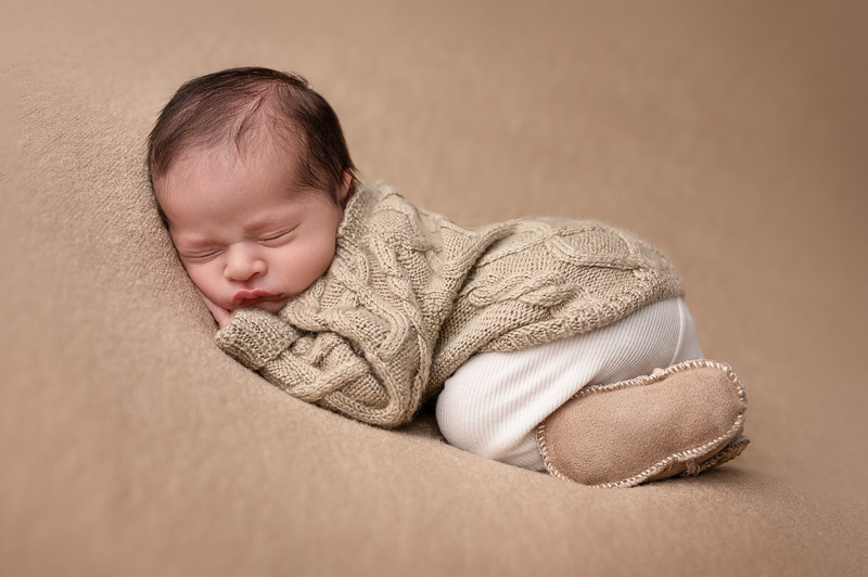 Photographie de naissance, nouveau-né réalisée par Céline Gardé, Photographe en Vendée.