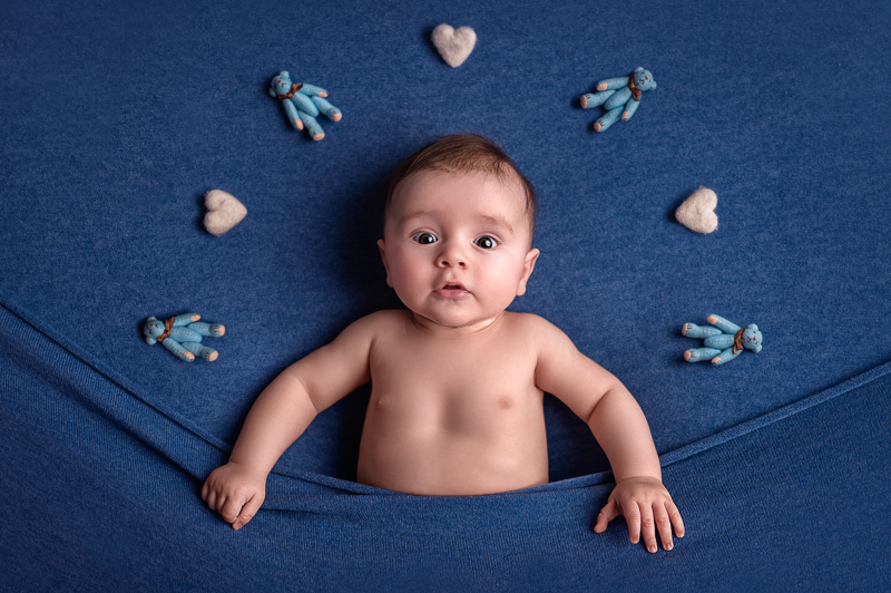 Photographie de naissance, nouveau-né réalisée par Céline Gardé, Photographe en Vendée.