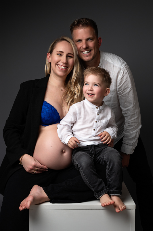 Celine-Garde-photographe-grossesse-studio-sainte-foy photo de grossesse en famille