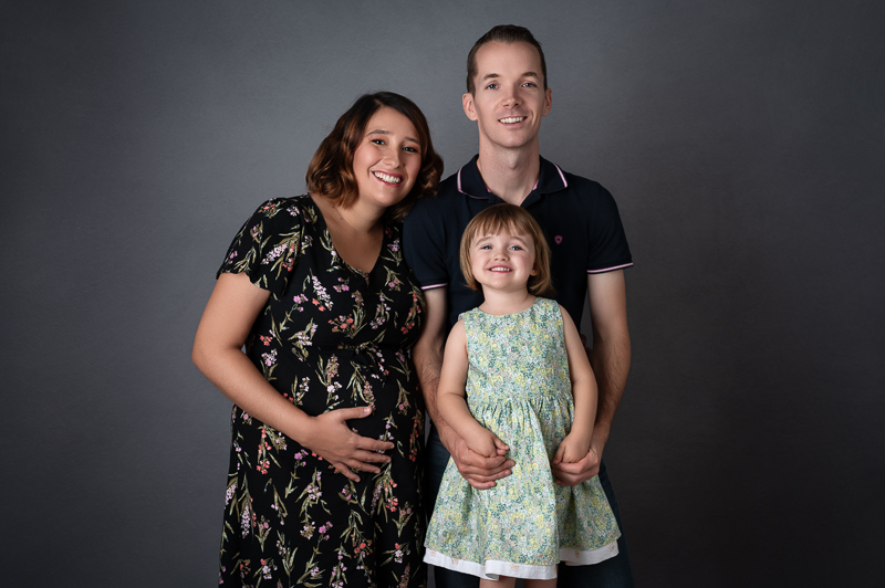 Céline Gardé photographe grossesse les clouzeaux photo de grossesse avec papa et enfant