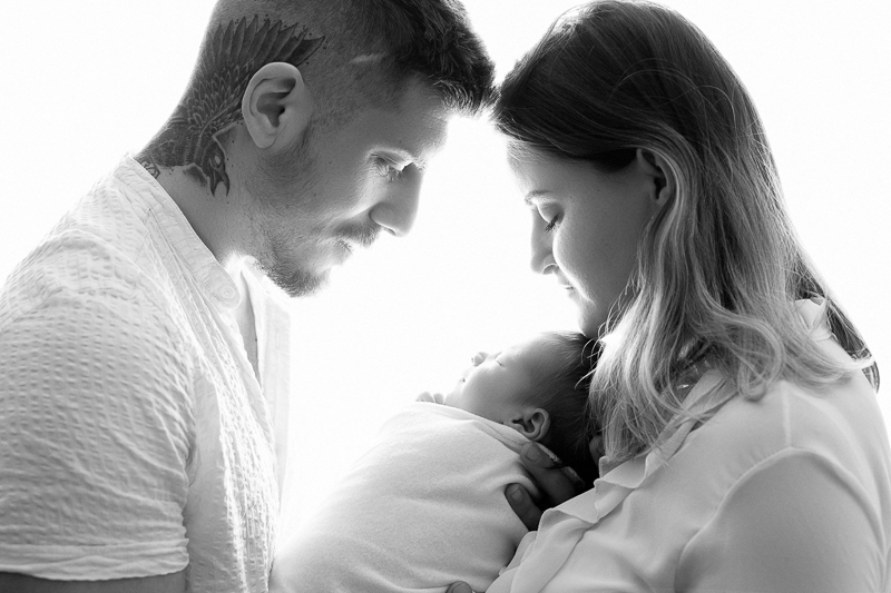 Photo bébé famille noir et blanc aubigny-les clouzeaux séance photo de naissance les clouzeaux