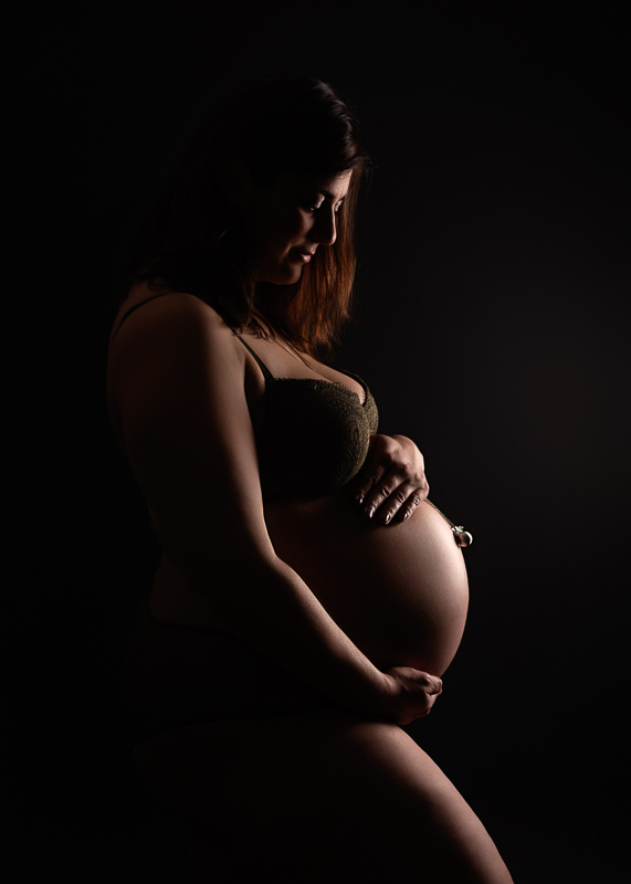 shooting-photo-grossesse-aubigny-les-clouzeaux-01 Femme enceinte de profil en clair-obscur, lumière douce au studio Céline Gardé à Aubigny-Les Clouzeaux