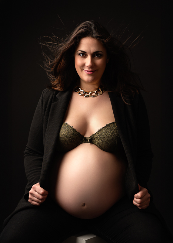 shooting-photo-grossesse-aubigny-les-clouzeaux-12 Séance photo grossesse studio vendée