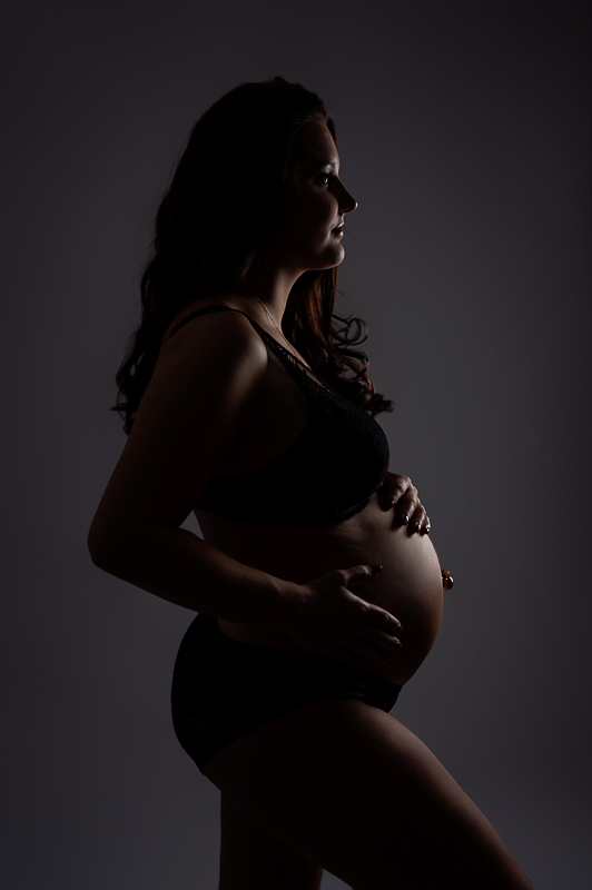 photographe de grossesse la roche sur yon Portrait artistique d’une femme enceinte en clair-obscur – séance photo grossesse à La Roche-sur-Yon