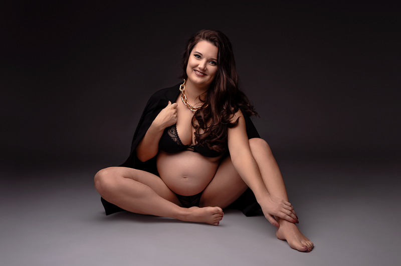 Shooting photo grossesse à La Roche-sur-Yon : une séance studio au style mode