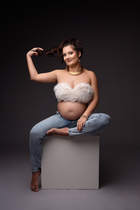 photographe grossesse artistique en studio à aubigny les clouze Future maman en jean et top en fausse fourrure – photo grossesse décontractée et tendance