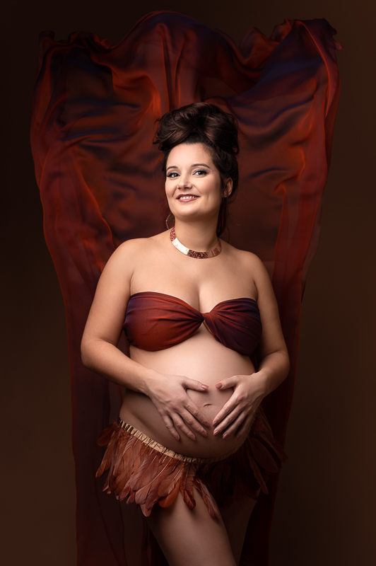 photographe grossesse artistique en studio à aubigny les clouze Portrait créatif de femme enceinte avec voile et plumes – séance photo grossesse artistique