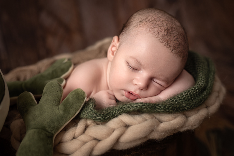 Bébé endormi sur couverture en laine beige – Décor nature