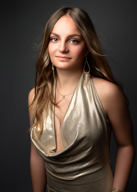 Portrait d’une adolescente réalisé en studio par Céline Gardé Photographe à Aubigny-Les-Clouzeaux, près de La Roche-sur-Yon.