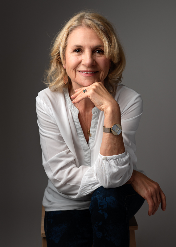 Portrait d’une femme mature réalisé en studio par Céline Gardé Photographe à Aubigny-Les-Clouzeaux, près de La Roche-sur-Yon.