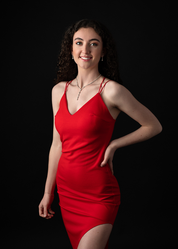 Portrait d’une jeune femme en robe rouge réalisé en studio par Céline Gardé Photographe à Aubigny-Les-Clouzeaux près de La Roche-sur-Yon.
