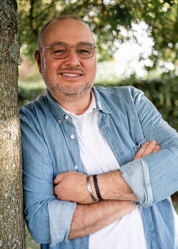 Portrait d’un homme en extérieur, réalisé par Céline Gardé Photographe à Aubigny-Les-Clouzeaux près de La Roche-sur-Yon.