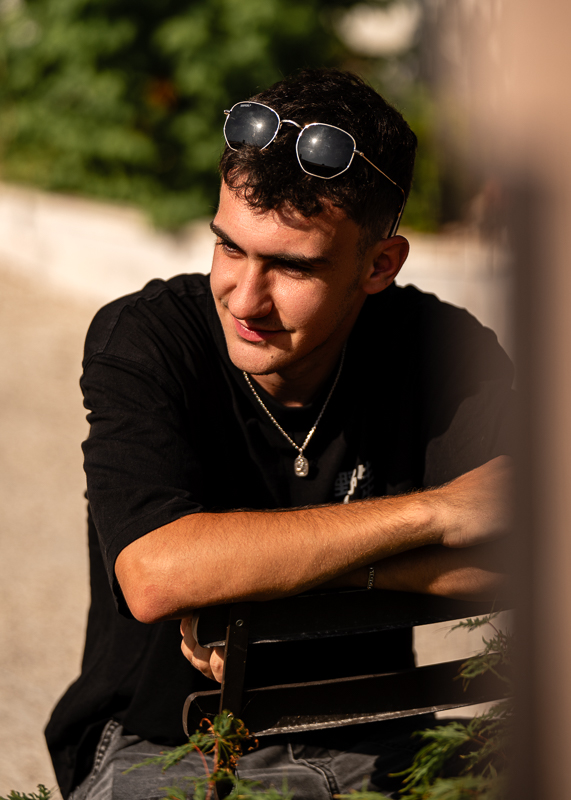 Portrait d’un jeune homme en extérieur, capté en lumière naturelle par Céline Gardé Photographe à Aubigny-Les-Clouzeaux, en Vendée.