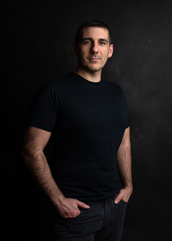 Portrait d’un homme réalisé en studio par Céline Gardé Photographe à Aubigny-Les-Clouzeaux, près de La Roche-sur-Yon.