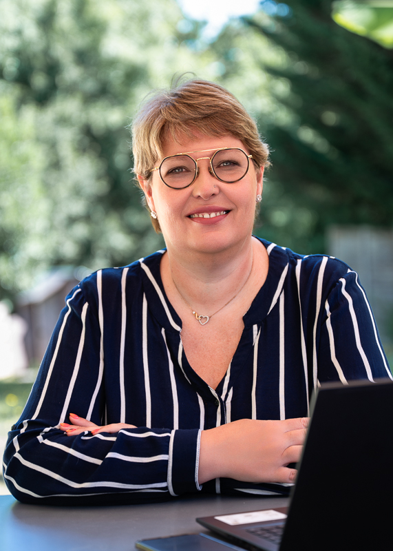Portrait professionnel d’une femme en extérieur, réalisé par Céline Gardé Photographe à Aubigny-Les-Clouzeaux, près de La Roche-sur-Yon.