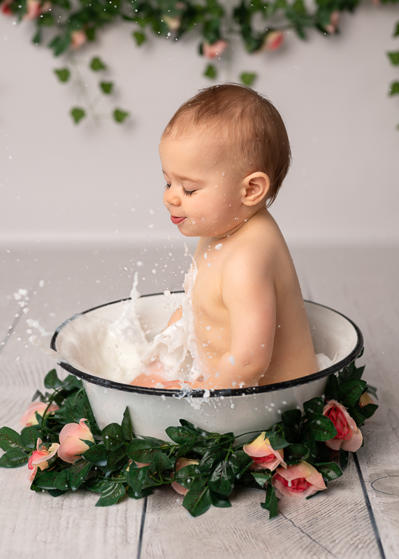 Photo de bébé de 1 an jouant dans un bain de lait en studio – photographe Vendée
