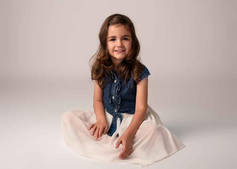 photo-enfant-studio-aubigny-les-clouzeaux Séance photo entre cousins montrant des enfants empilés et rieurs en studio.