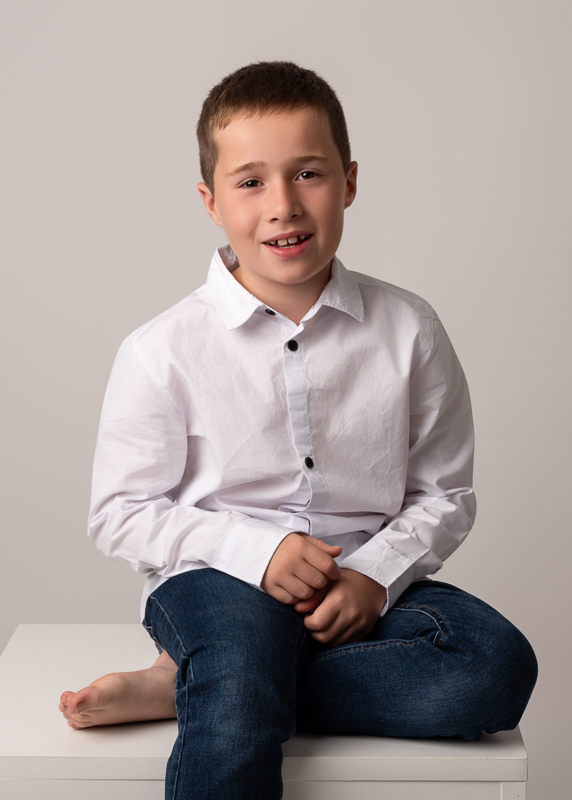 photo-enfant-studio-la-roche-sur-yon Séance photo entre cousins montrant des enfants empilés et rieurs en studio.