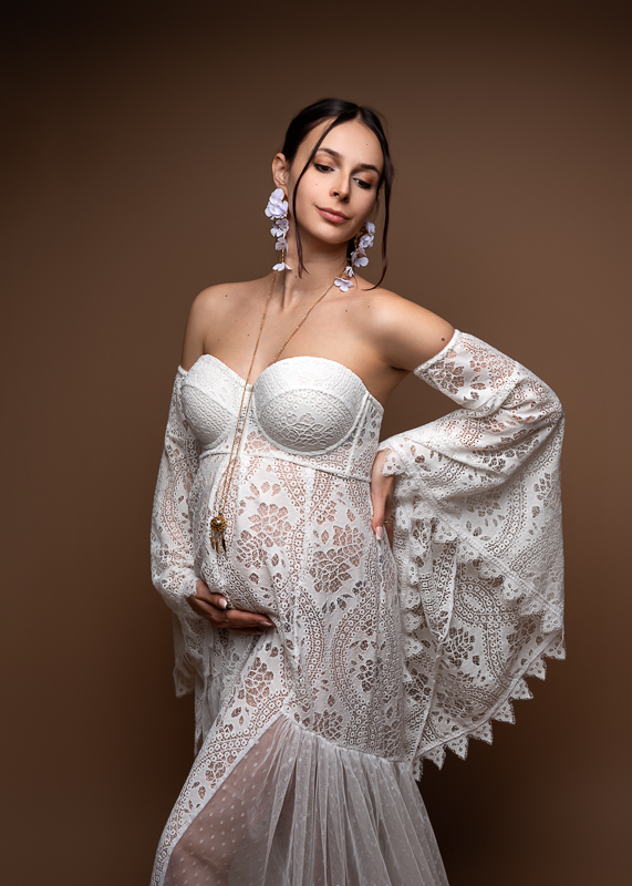 Photo de grossesse artistique en robe bohème réalisée en studio en Vendée