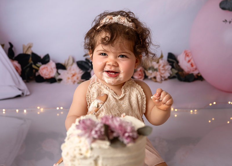 Portrait de bébé lors d’une séance Smash the Cake pour ses 1 an en studio – photographe Vendée