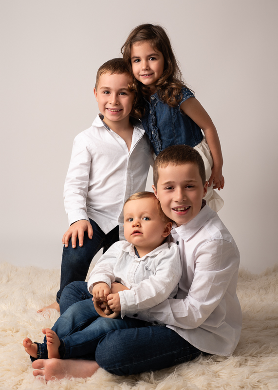 portrait-cousins-famille-studio-vendee Portrait de quatre cousins réunis lors d’une séance photo en studio en Vendée.