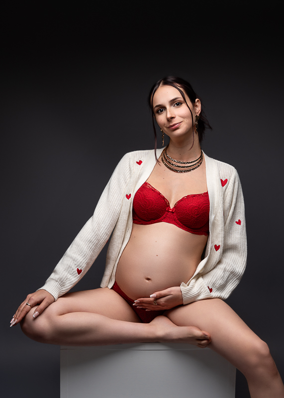 Portrait de femme enceinte en lingerie lors d’une séance grossesse en studio en Vendée