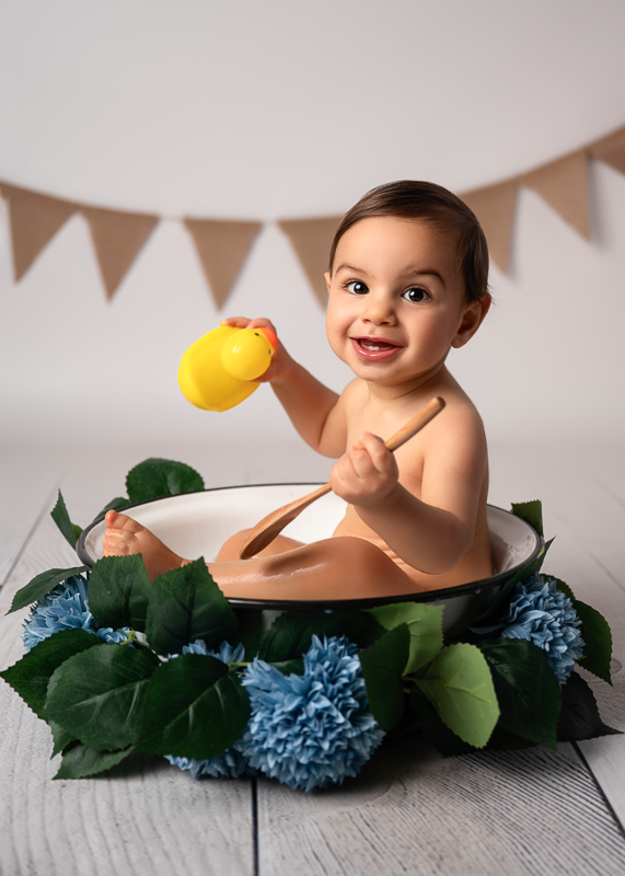 Séance photo Smash the Cake avec bain de lait pour bébé de 1 an en studio – photographe Luçon Vendée