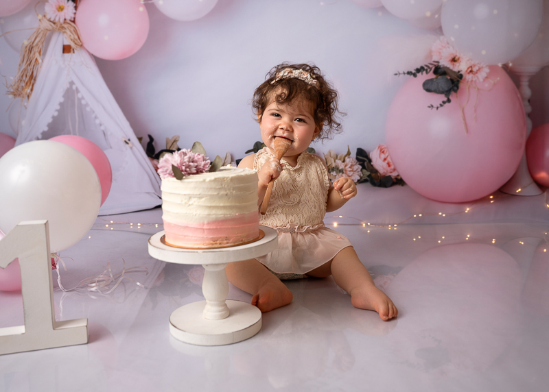 Séance photo Smash the Cake bébé 1 an avec gâteau d’anniversaire en studio – photographe Coëx Vendée