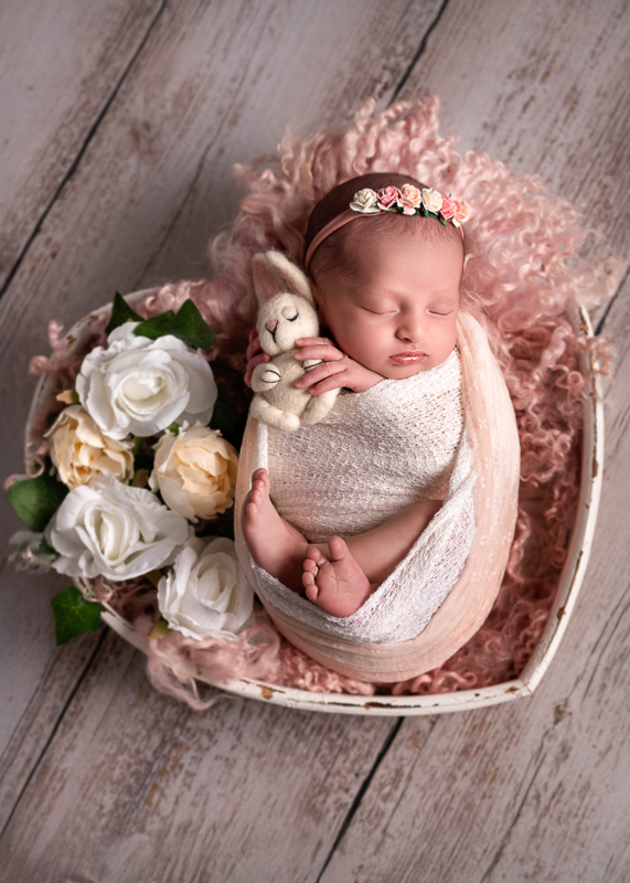 bébé emmailloté panier fleurs séance naissance studio Aubigny Les Clouzeaux