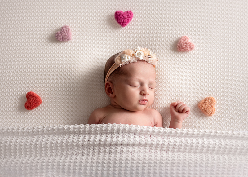 bébé naissance entouré de cœurs séance photo studio Aubigny Les Clouzeaux Vendée