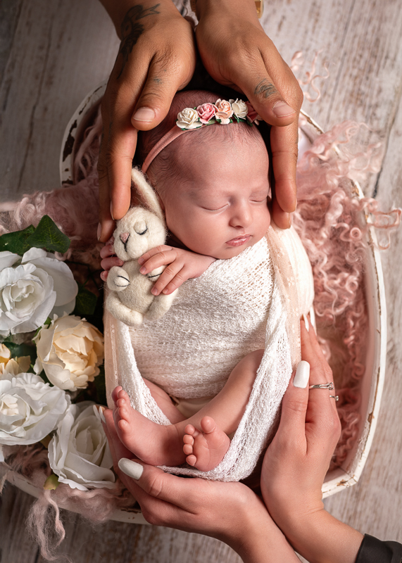 bébé naissance mains parents protection studio Vendée