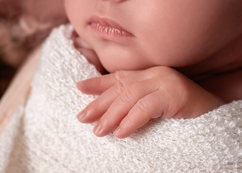 main bébé naissance gros plan studio photo
