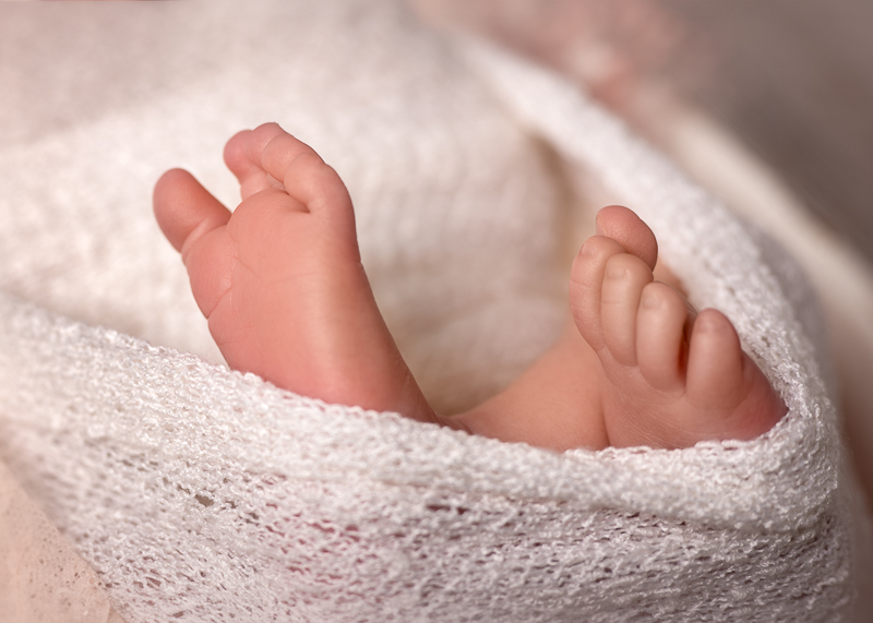 détail pieds bébé naissance photo artistique studio