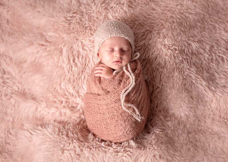 nouveau né wrap rose séance photo naissance studio La Roche sur Yon