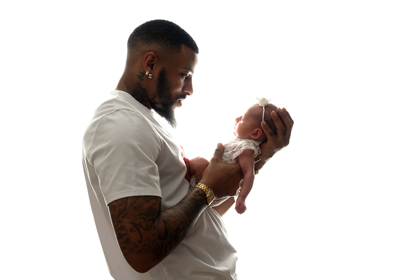 papa et bébé portrait naissance studio Vendée
