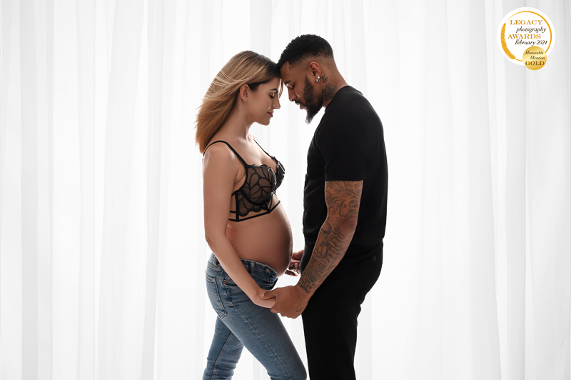 couple attendant un bébé lors d’une séance photo grossesse au studio près de La Roche-sur-Yon