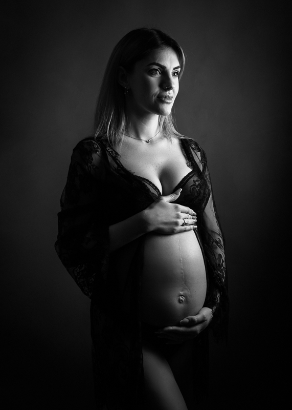 portrait grossesse artistique en noir et blanc réalisé en studio à Aubigny