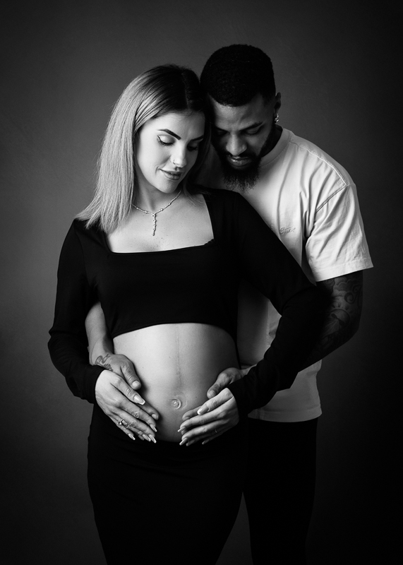 couple attendant un bébé lors d’une séance photo grossesse aux Clouzeaux