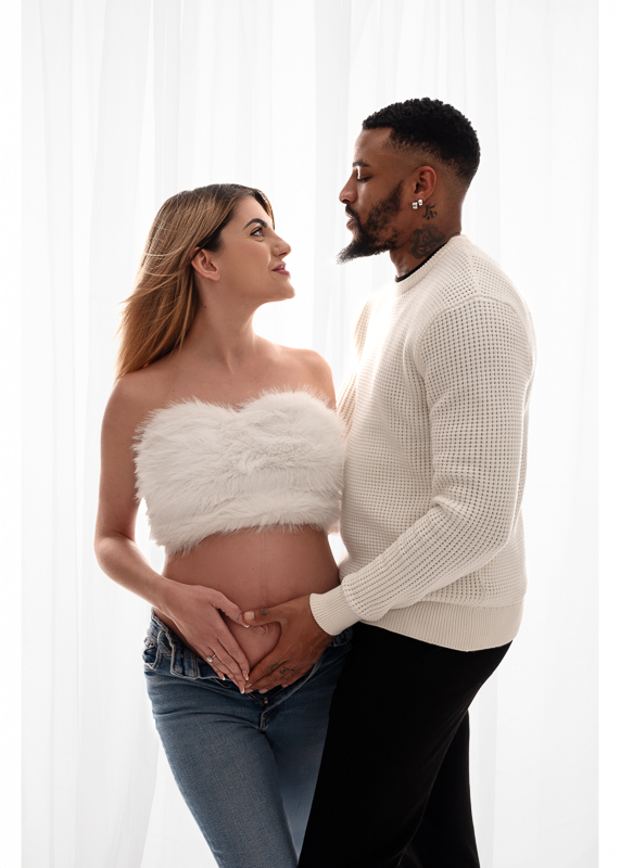 future maman et futur papa lors d’une séance photo grossesse en studio près de Nesmy en Vendée