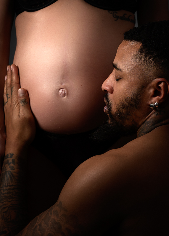 détail du ventre avec papa lors d’une séance photo grossesse en studio à Aubigny-les-Clouzeaux