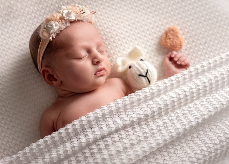 photo nouveau-né avec doudou cœur séance naissance studio La Roche sur Yon