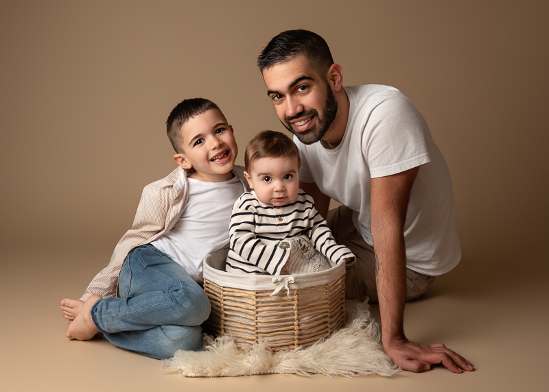 Portrait d’un papa avec ses deux enfants lors d’une séance photo famille en studio à Aubigny-les-Clouzeaux près de La Roche-sur-Yon en Vendée.