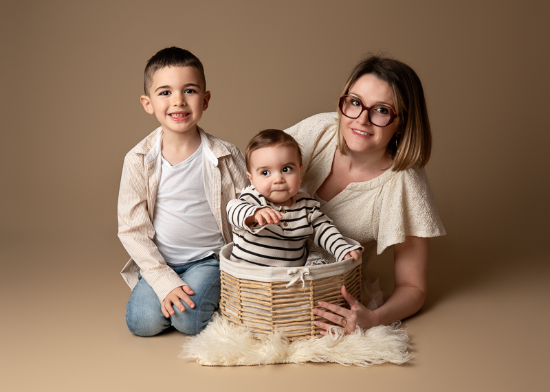 Maman avec ses deux enfants lors d’une séance photo famille en studio aux Clouzeaux en Vendée.