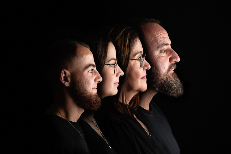 photographe-famille-portrait-legacy-la-roche-sur-yon Portrait de famille Legacy réalisé en studio par Céline Gardé photographe à Aubigny-Les-Clouzeaux près de La Roche-sur-Yon en Vendée