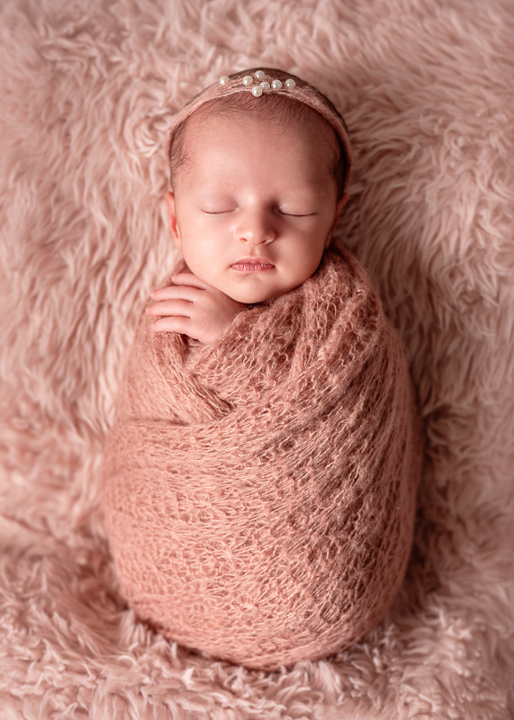 portrait bébé naissance gros plan wrap rose studio