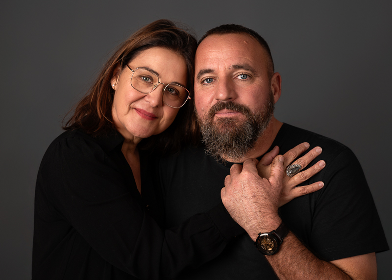 Portrait de couple lors d’une séance photo famille en studio en Vendée Portrait de couple réalisé lors d’une séance photo famille en studio près de La Roche-sur-Yon.