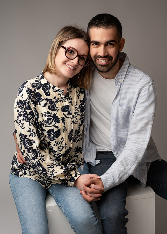 Portrait de couple réalisé en studio par Céline Gardé Photographe près de La Roche-sur-Yon.