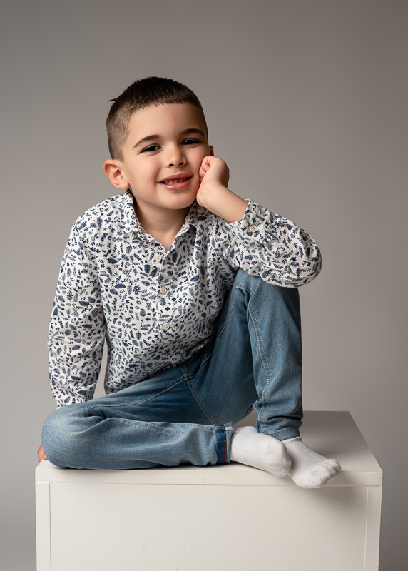 Portrait d’un enfant assis lors d’une séance photo en studio à Aubigny en Vendée.
