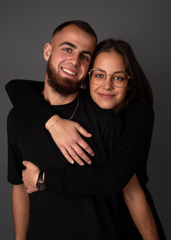 portrait-frere-soeur-studio-vendee Portrait frère et sœur lors d’une séance photo famille en studio à Aubigny-Les-Clouzeaux en Vendée